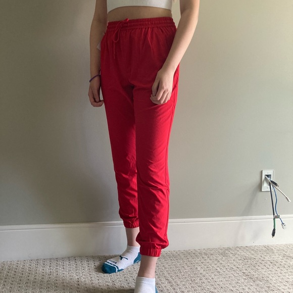 NWT red aritzia speedy joggers - Picture 3 of 3